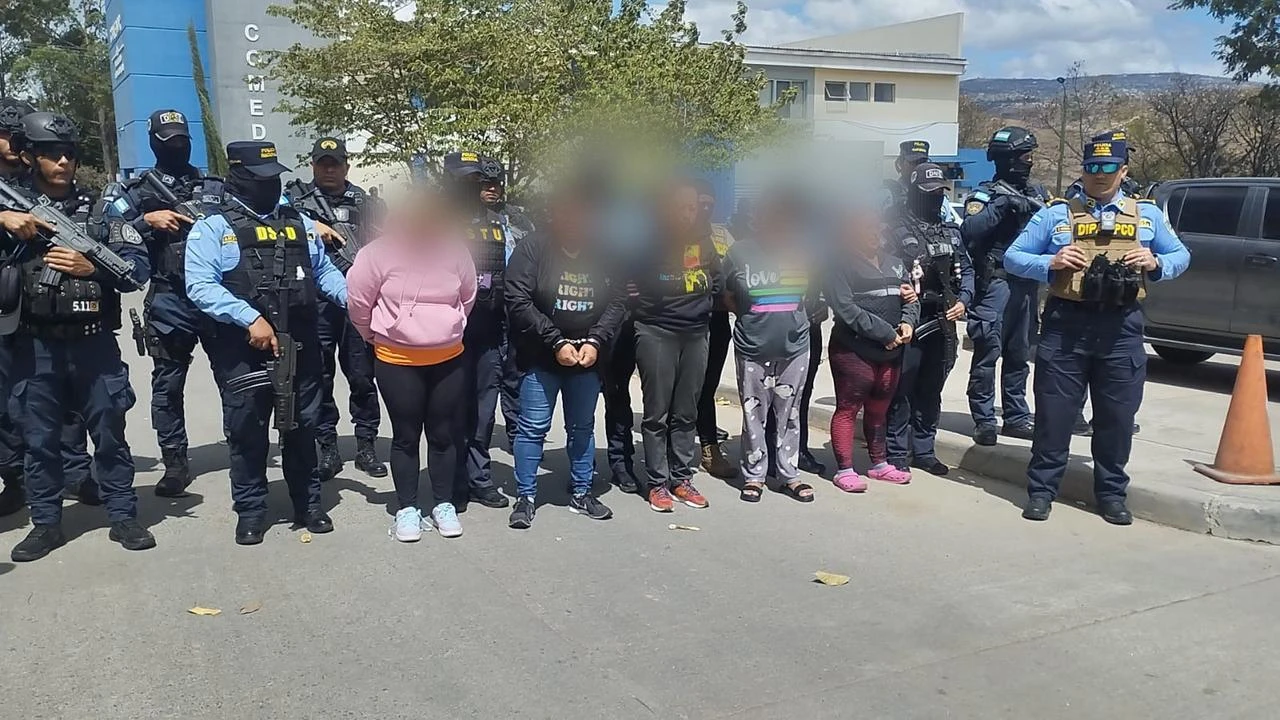 La estructura criminal operaba en ocho departamentos del país y se habría agenciado varios millones de lempiras mediante cobros ilegales. Foto: cortesía de la Policía Nacional 