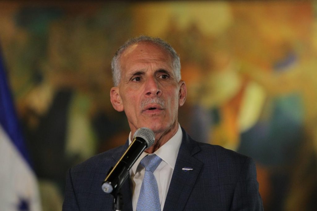 Nasry Asfura hablando