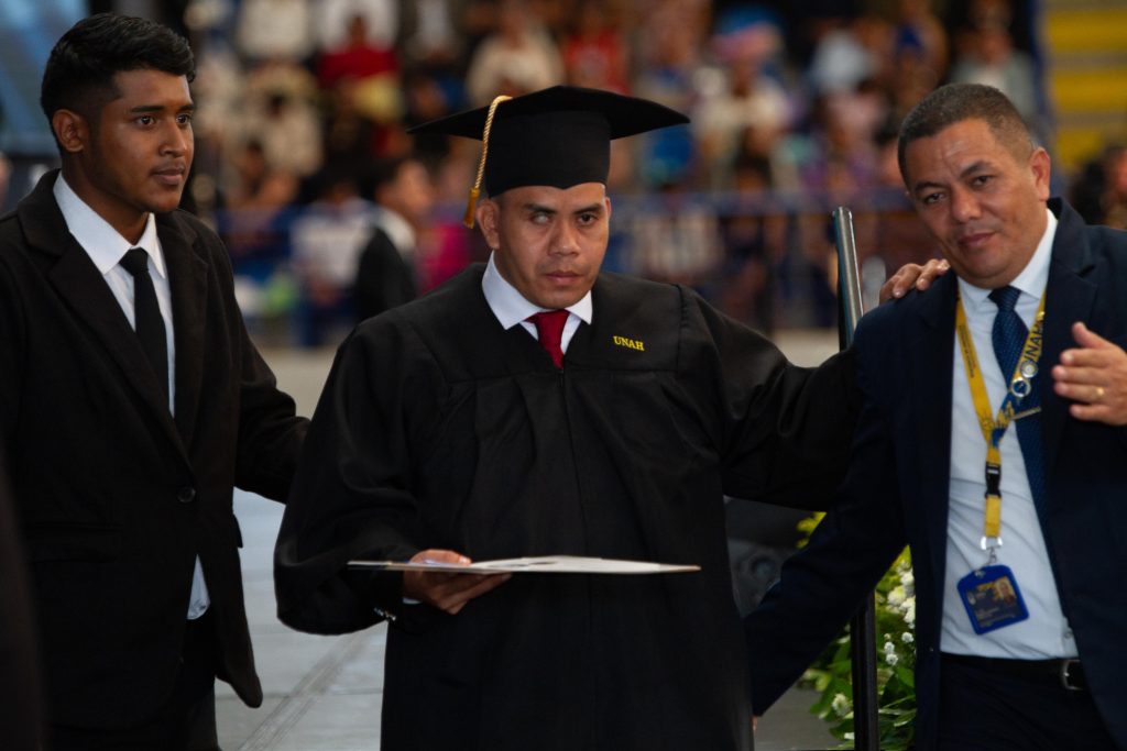 El estudiante recibiendo su título