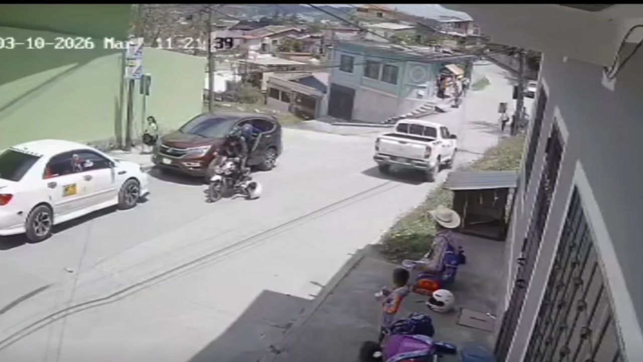 Imagen de Video muestra como un niño casi es atropellado al cruzar una calle en Copán