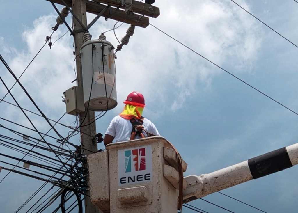 Personal de la ENEE trabajando