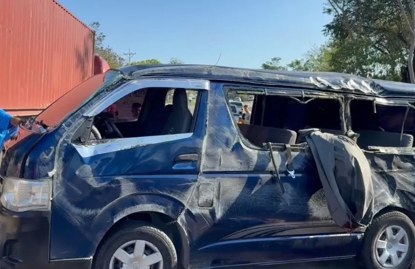 Así quedó el bus en que el que murieron los dos familiares directos del pequeño Kenneth.