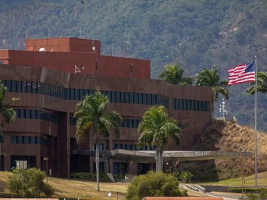 Imagen de Estados Unidos iza su bandera en Venezuela por primera vez en siete años