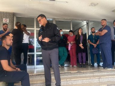Imagen de Médicos son notificados de despidos por WhatsApp y llamadas, alerta el CMH; Gobierno desmiente