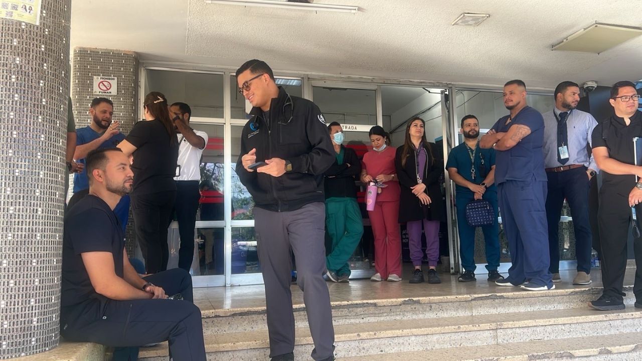 Imagen de Médicos son notificados de despidos por WhatsApp y llamadas, alerta el CMH; Gobierno desmiente