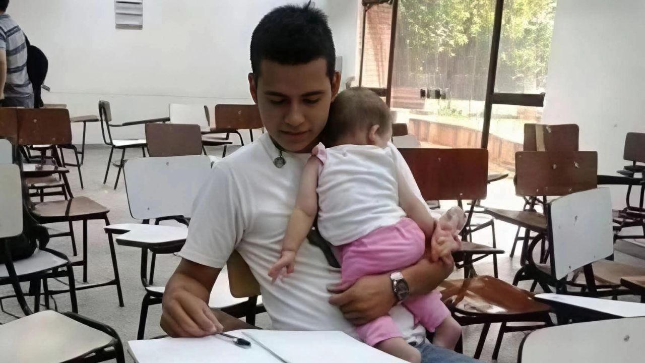'No tiene con quién dejarla': universitario asiste a clases con su hija de 7 meses Imagen principal de 'No tiene con quién dejarla': universitario asiste a clases con su hija de 7 meses