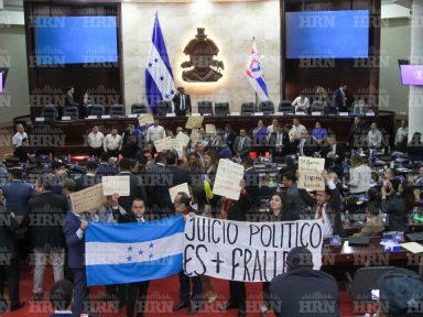 Imagen de Congreso recibe denuncia de juicio político y suspende a Johel Zelaya como fiscal general
