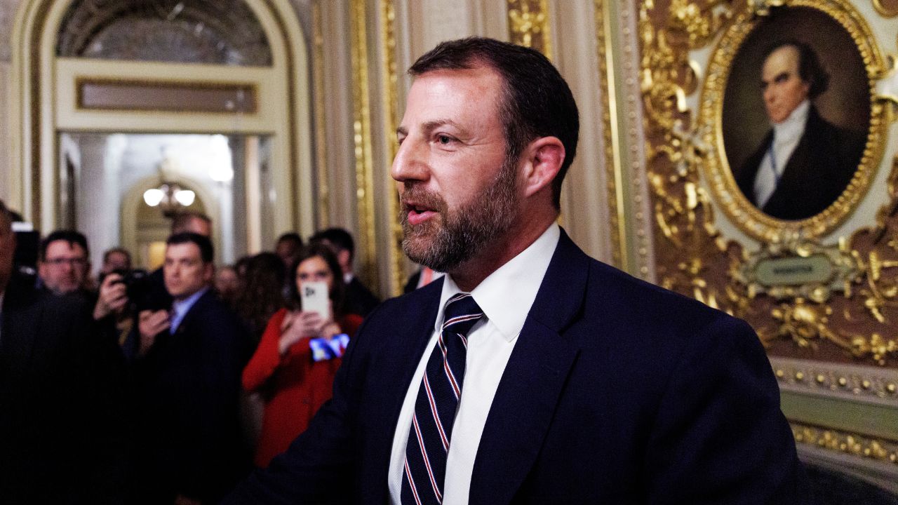 Imagen principal de ¿Quién es Markwayne Mullin?, el sustituto de Kristi Noem en Seguridad Nacional