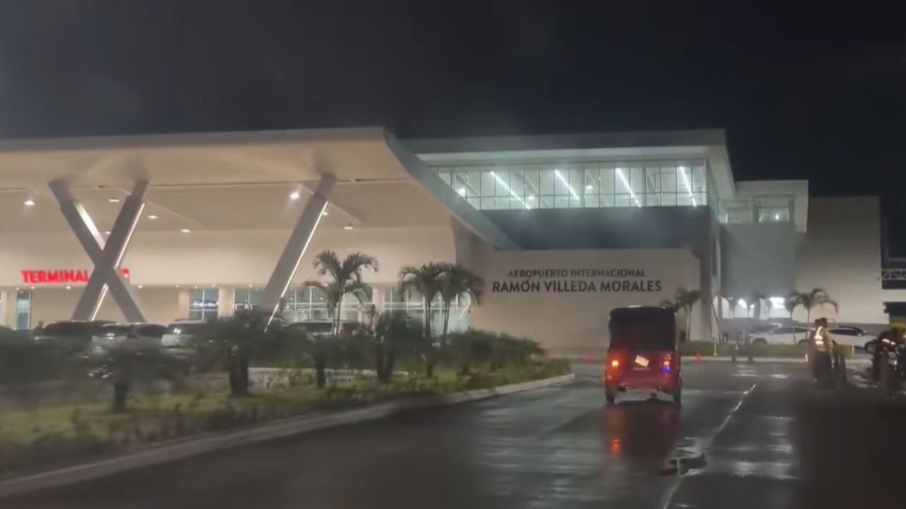 Imagen de ¡Qué elegancia! Hondureño sorprende llegando al aeropuerto en mototaxi para recibir a un familiar