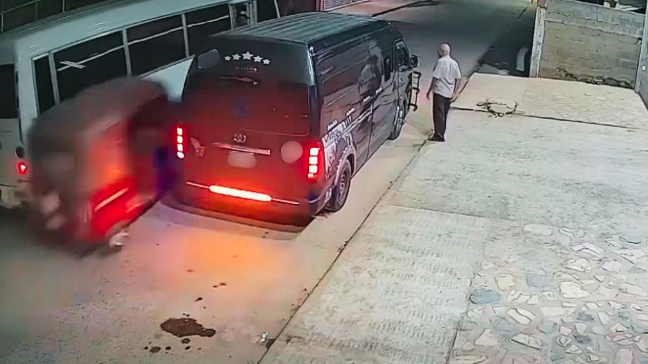 Imagen principal de Vídeo | Le toca pagar doble: Mototaxista rebasó y golpeó a dos buses 'rapiditos'