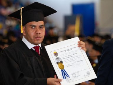 Imagen de Dios y voluntad: las claves para que hondureño con discapacidad visual lograra su título