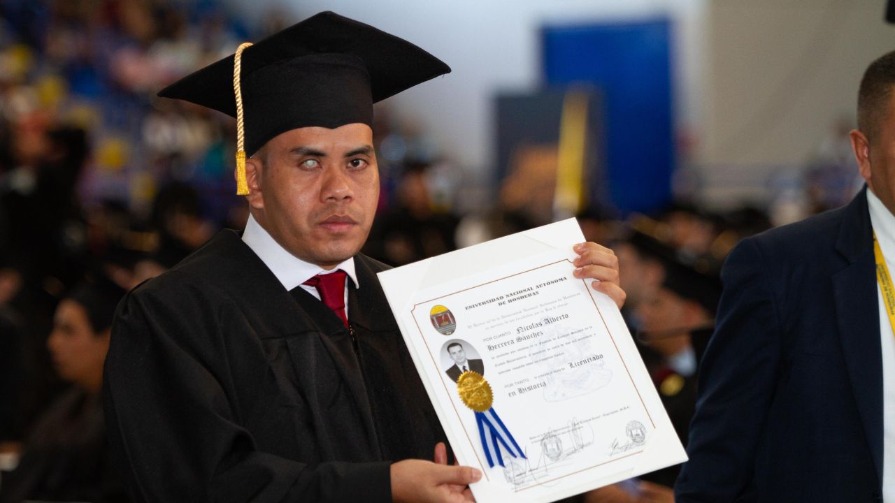 Imagen de Dios y voluntad: las claves para que hondureño con discapacidad visual lograra su título