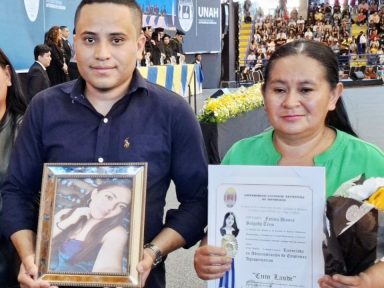 Imagen de Entre dolor y orgullo, UNAH entrega título póstumo a Fátima Salgado