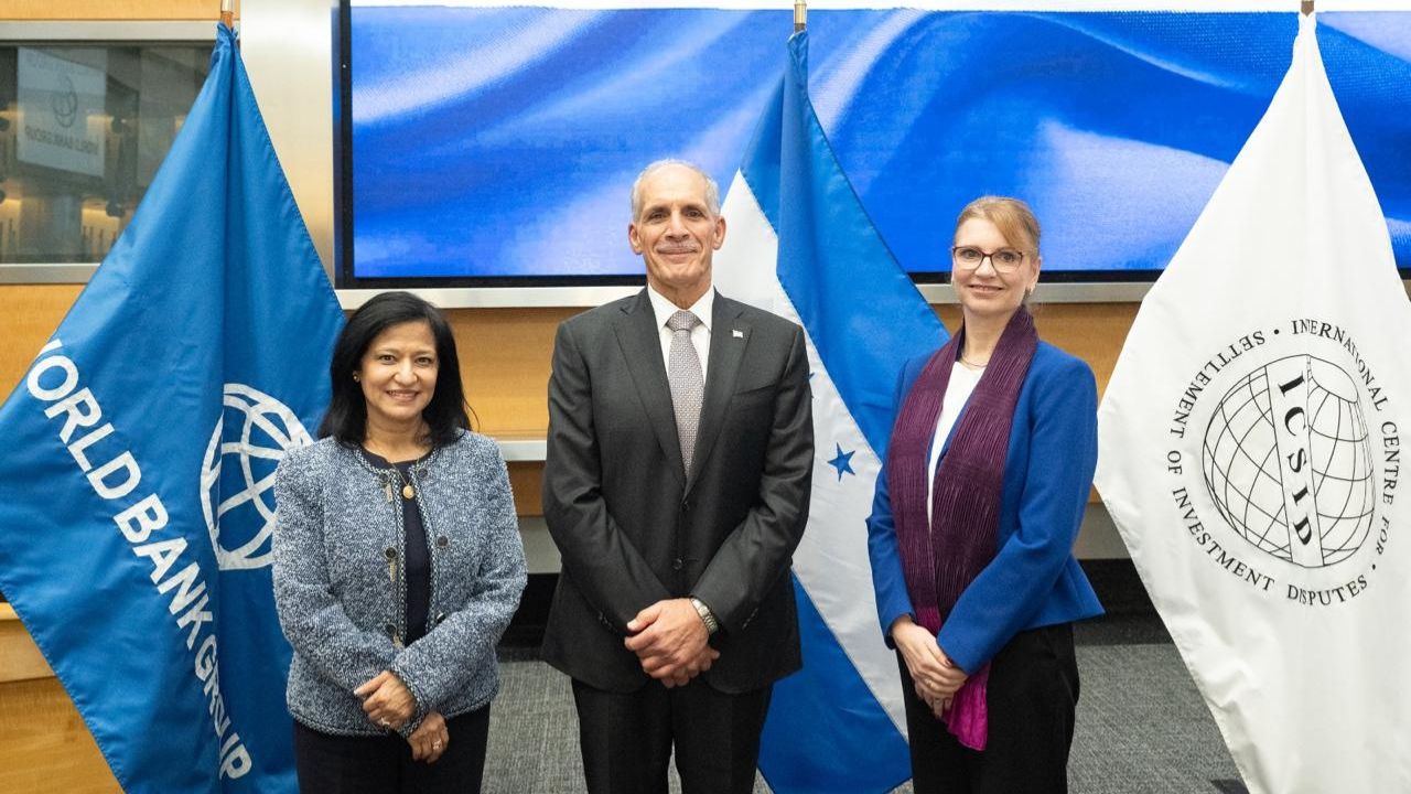 Imagen de ‘La inversión sigue a la confianza’: Asfura firma el retorno al CIADI