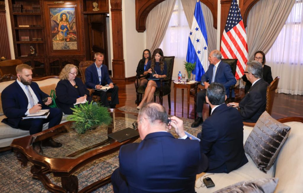 Funcionarios en una reunión