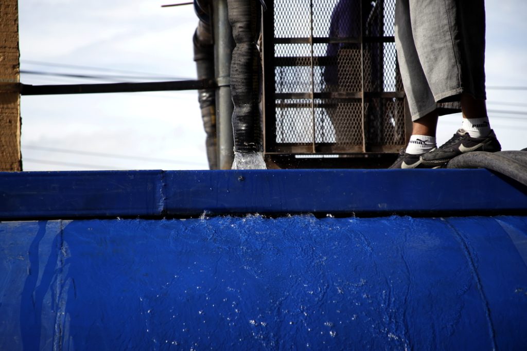 Personas en un tanque de agua