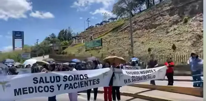 Médicos en asambleas informativas