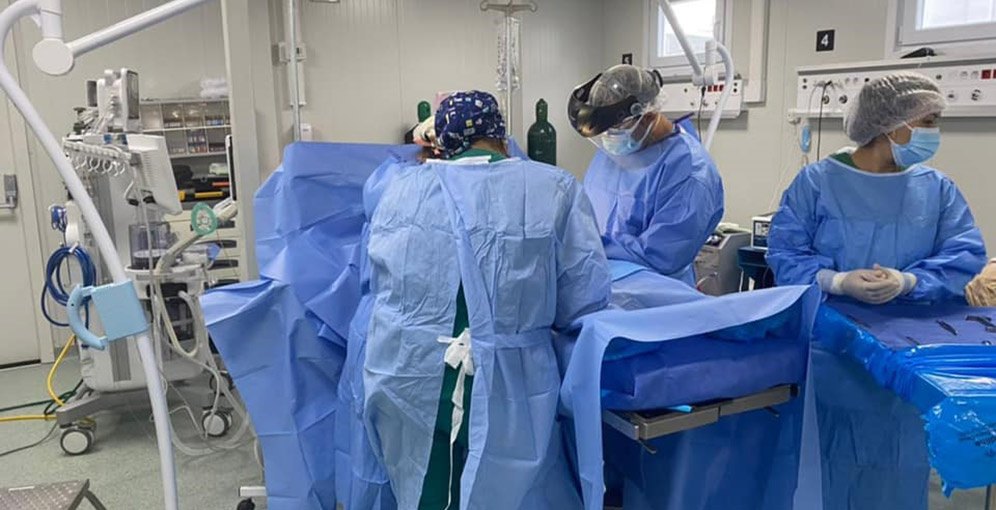 Doctores en una cirugía