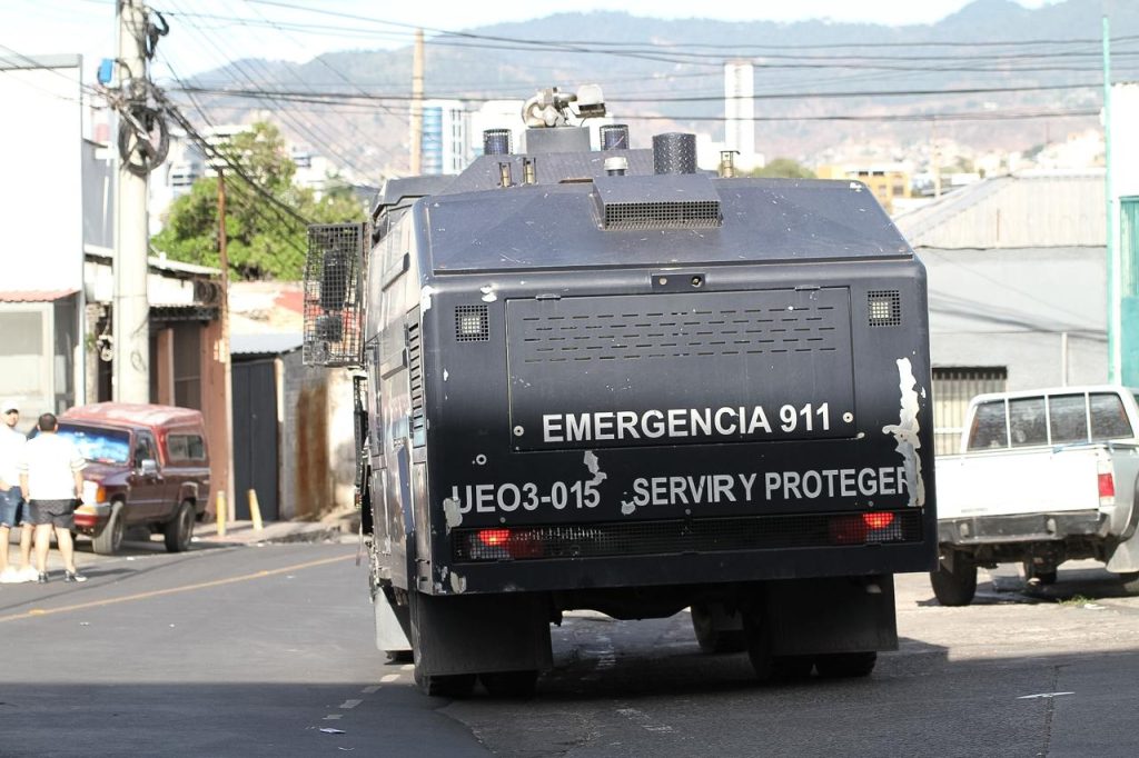 Un vehículo blindado