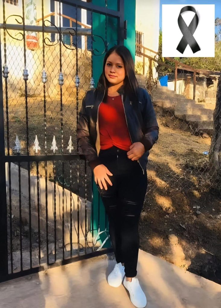 Una foto de la joven