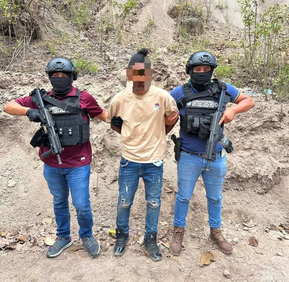 El sospechoso con policías