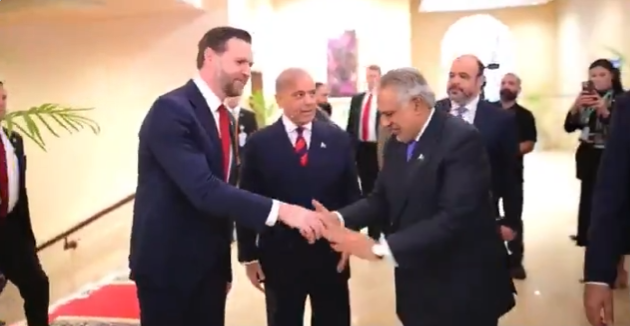 JD Vance saludando a funcionario de Pakistán