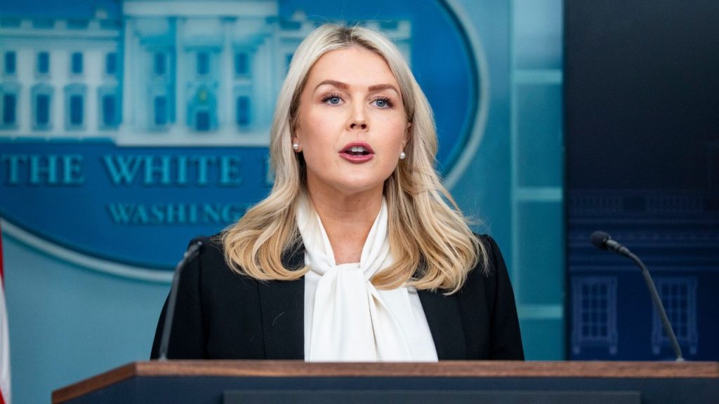 Karoline Leavitt hablando