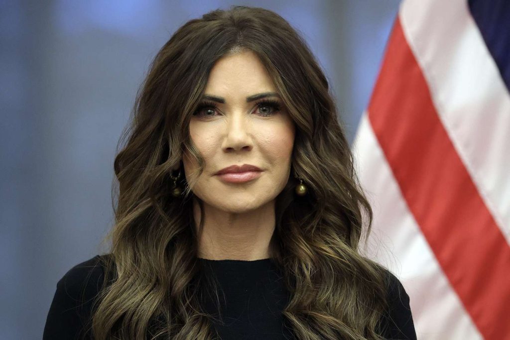 Kristi Noem viendo al frente