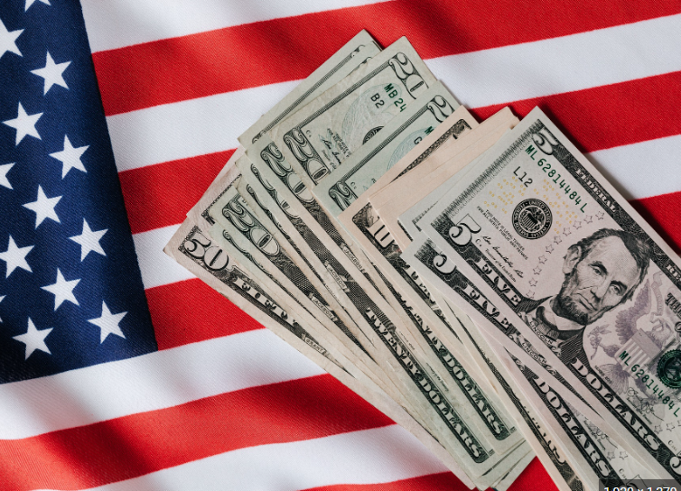Dólares y la bandera de Estados Unidos