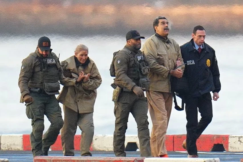 Maduro y su esposa custodiados por agentes de la DEA en Nueva York. 