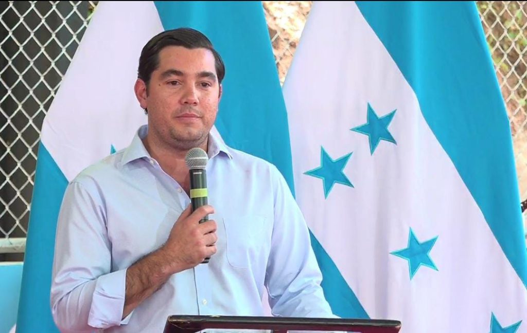 Octavio Pineda hablando