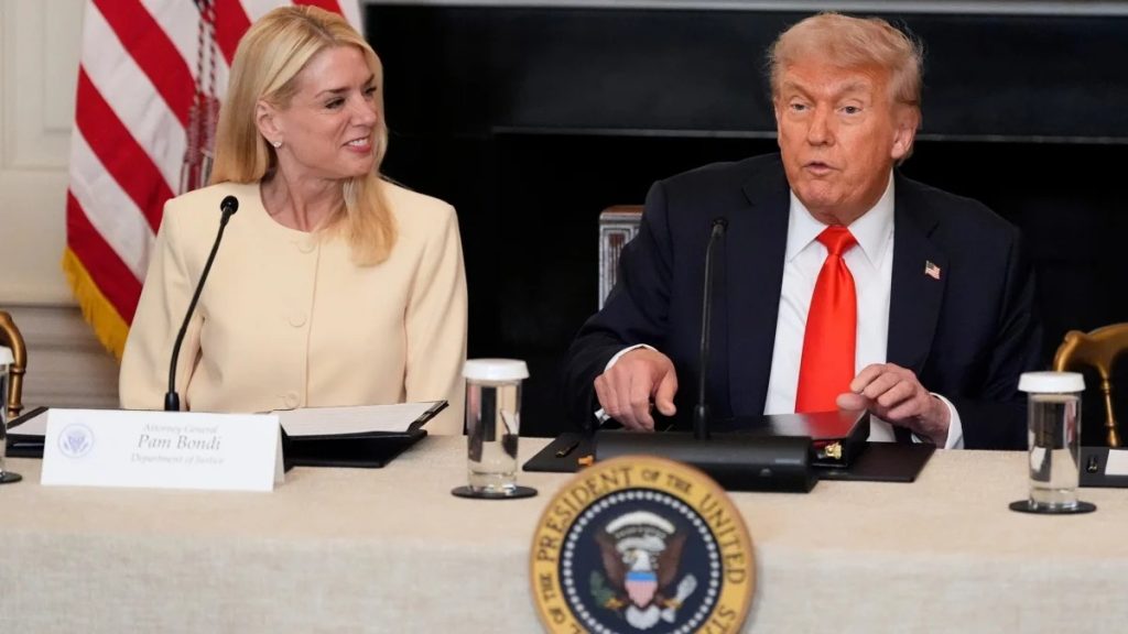 Tom Bandi junto a Donald Trump