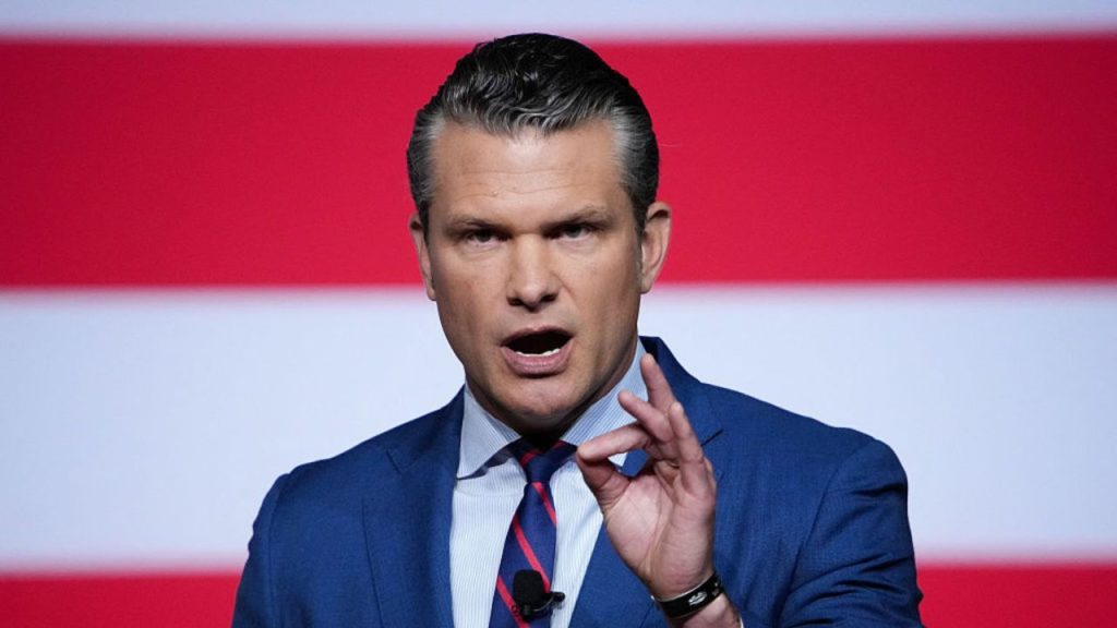 Pete Hegseth viendo al frente