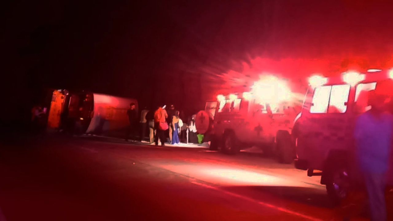 Imagen de Bus que regresaba de culto vuelca en La Moramulca y deja varios heridos