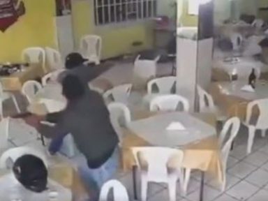 Imagen de VIDEO: Así mataron a seis clientes de restaurante, dos de las víctimas protegieron a su hijo