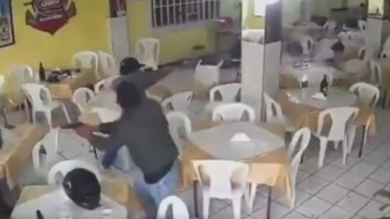 Imagen de VIDEO: Así mataron a seis clientes de restaurante, dos de las víctimas protegieron a su hijo