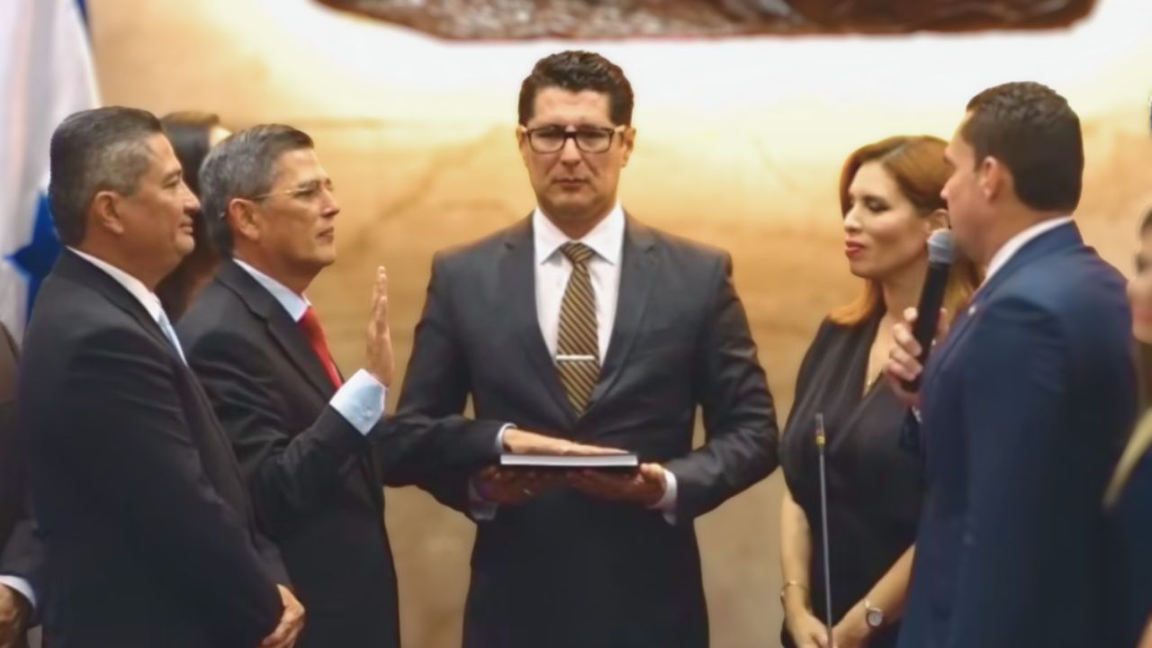 Congreso Nacional juramenta a Wagner Vallecillo como presidente de la CSJ Imagen principal de Congreso Nacional juramenta a Wagner Vallecillo como presidente de la CSJ