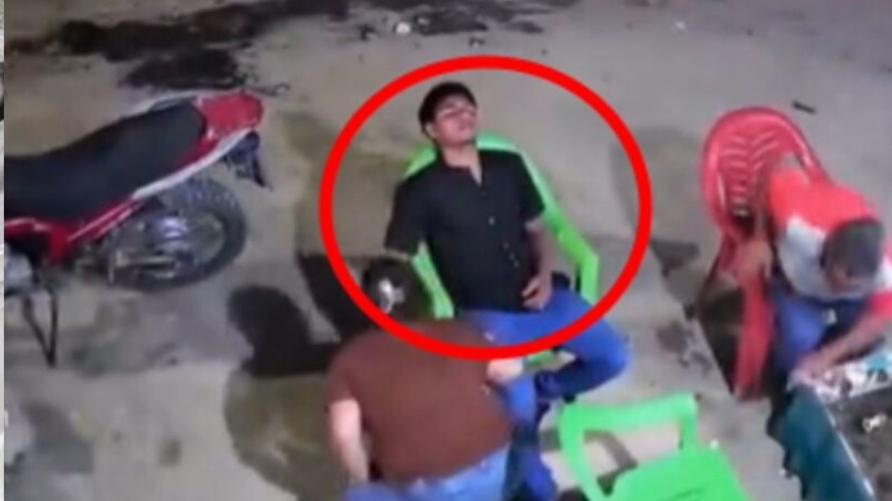 Imagen de VIDEO: Hombre se queda dormido en cruce de balas que dejó un muerto