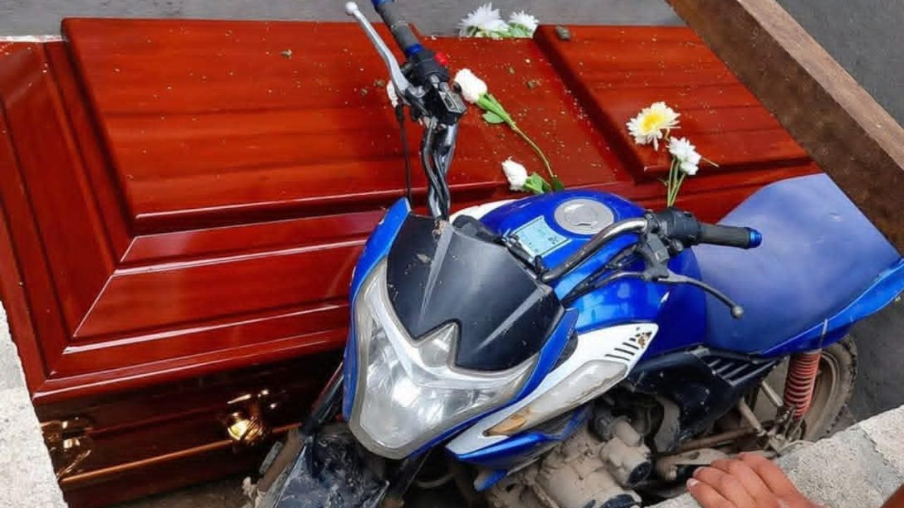 Imagen de ¡Insólito! Despiden a joven enterrándolo junto a su motocicleta