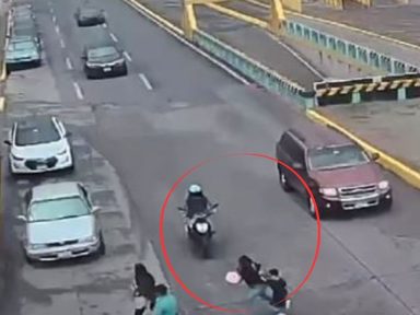 Imagen de Cámara capta cuando madre e hijo son arrollados por motociclista en Tegucigalpa