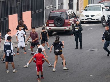 Imagen de Vídeo | ¿Quién ganó? Policías se unen a niños para jugar 'potra' en la calle