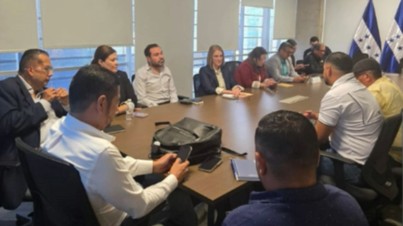 Imagen principal de ¿De cuánto es? Obreros, gobierno y empresa pactan ajuste del salario mínimo 2026