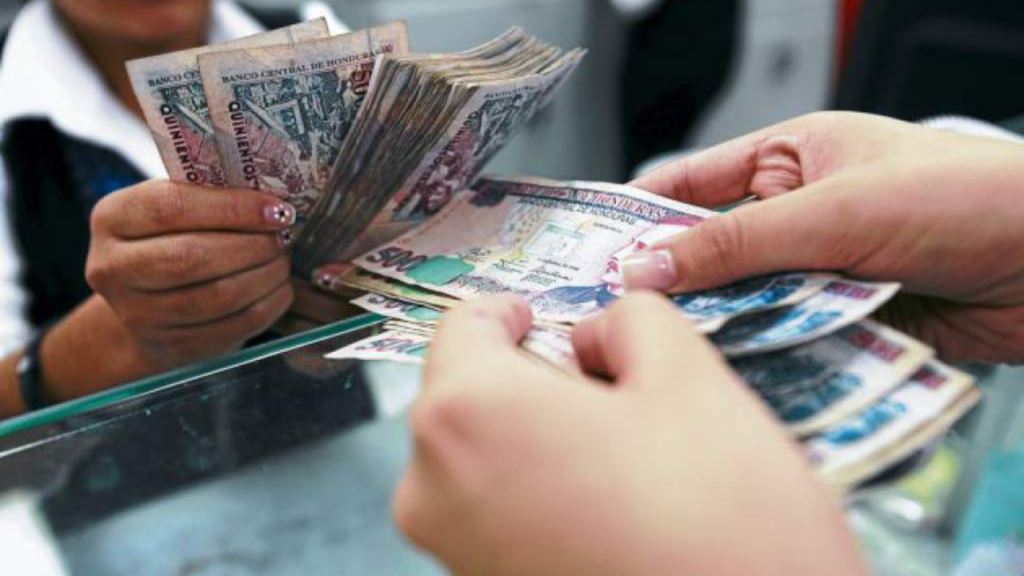 Persona recibiendo dinero