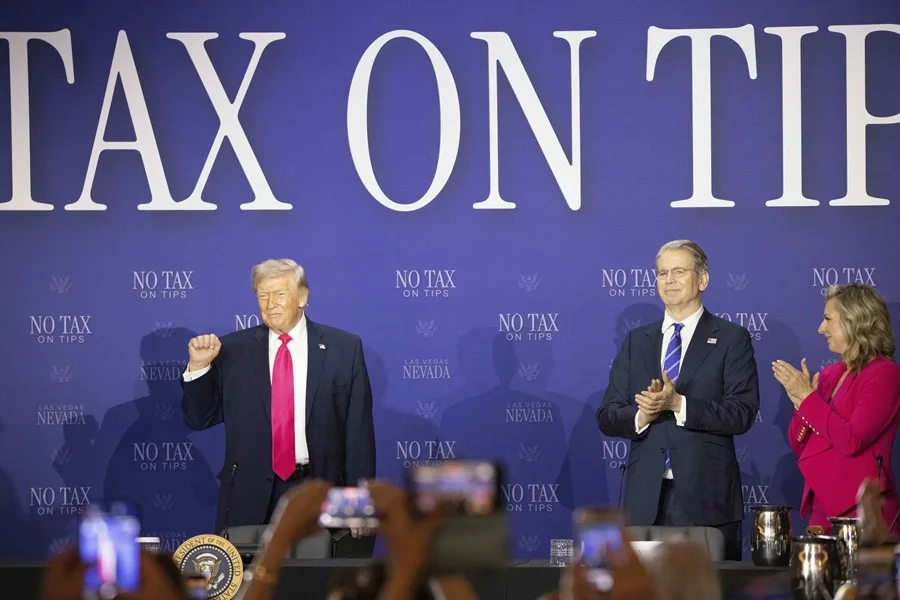 Donald Trump viendo al frente