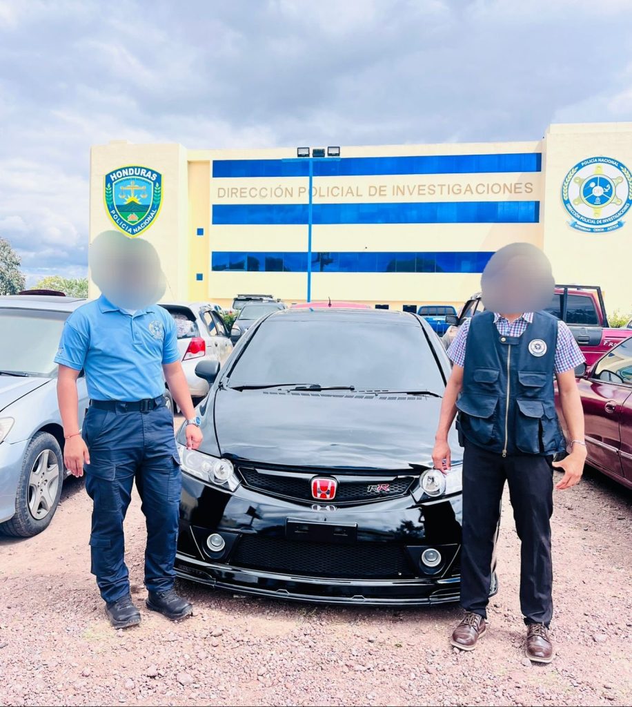 Agentes con un vehículo recuperado