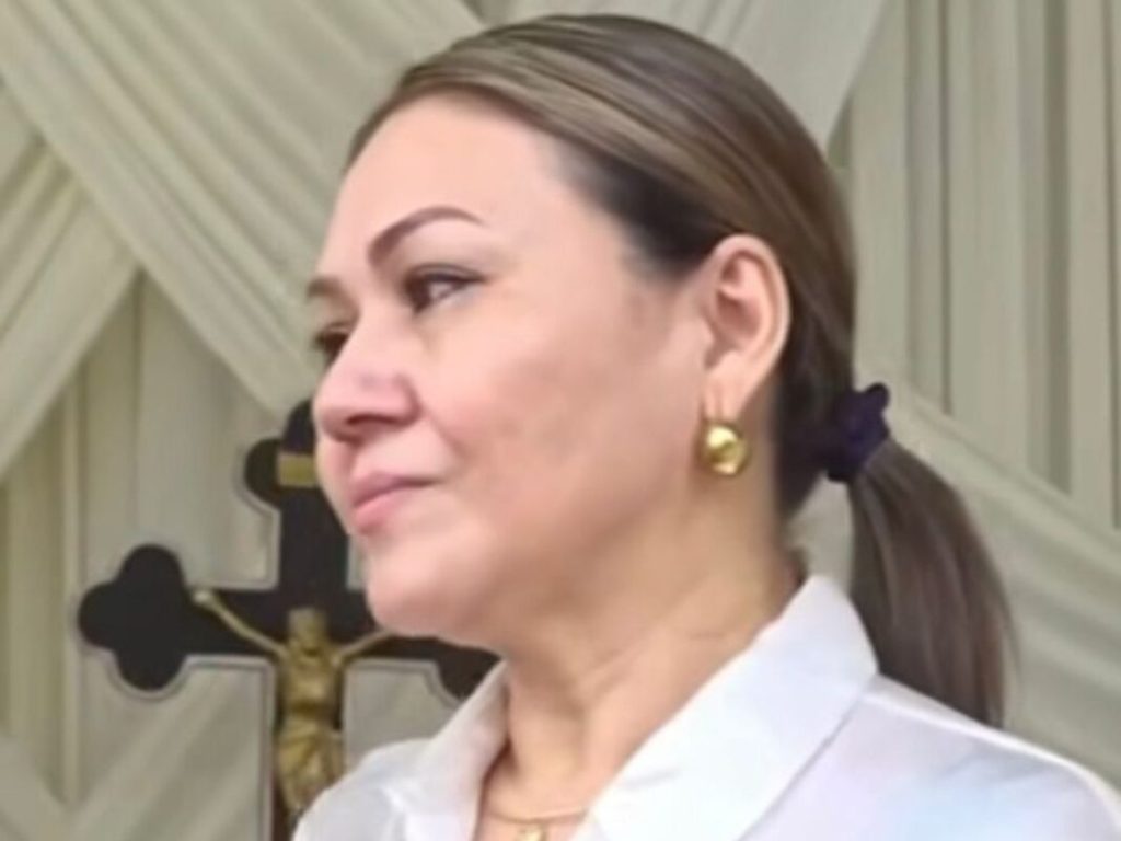 Yessenia Leiva, madre de Hernán Martínez, llorando