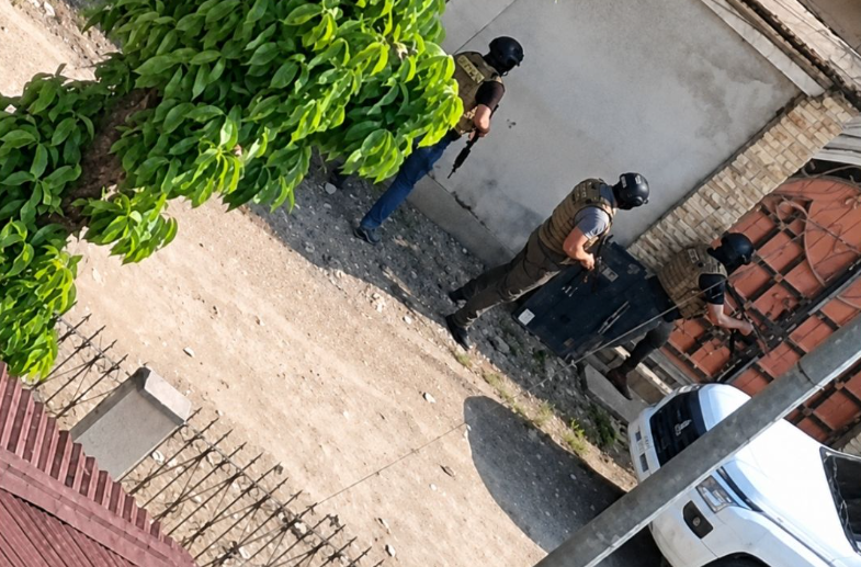 Policías en allanamiento