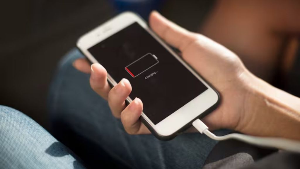 Imagen de referencia de persona cargando el celular.