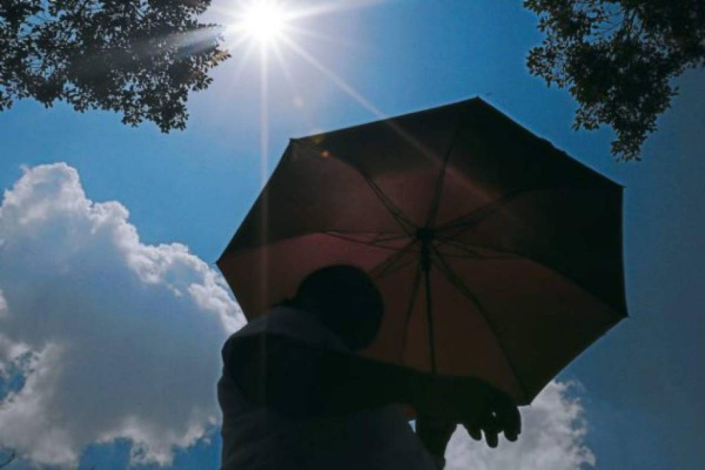 Una mujer caminando bajo el sol