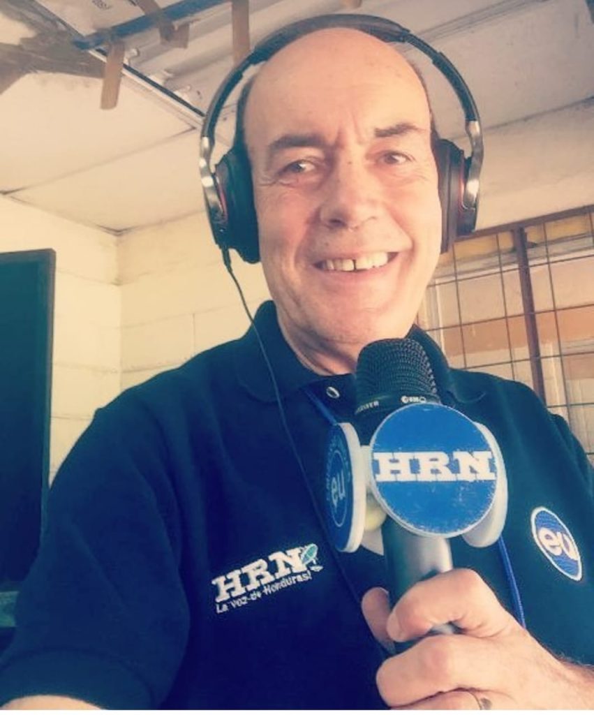 Julio César Núñez con un micrófono de HRN